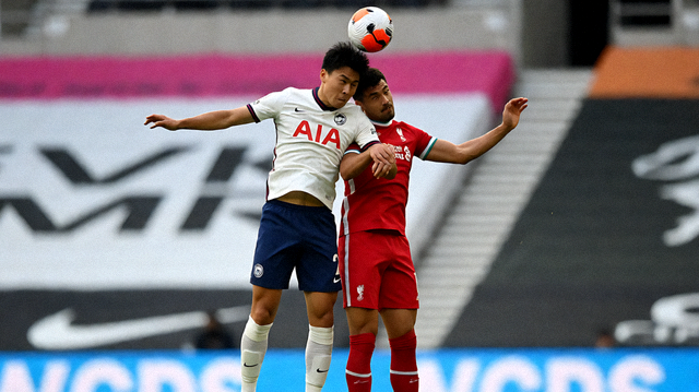 英超联赛比赛现场球员争抢头球的瞬间